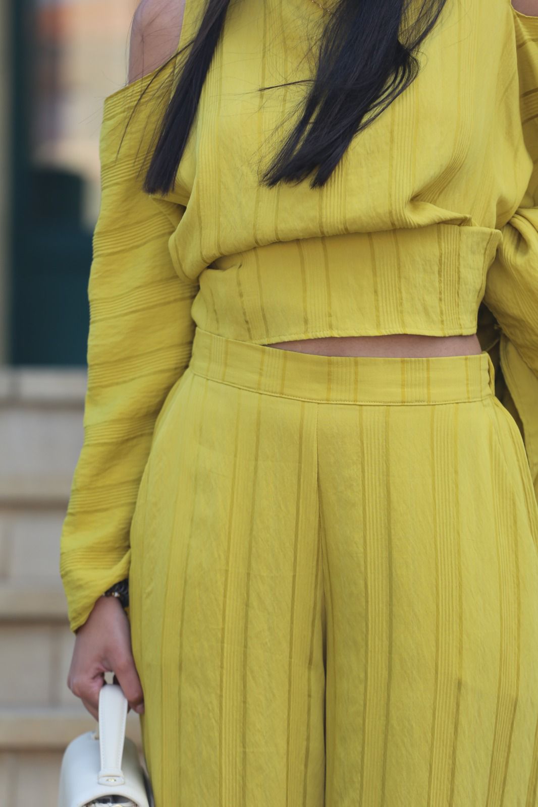 ✨ Conjunto Fluido Amarelo com Ombros Descobertos
