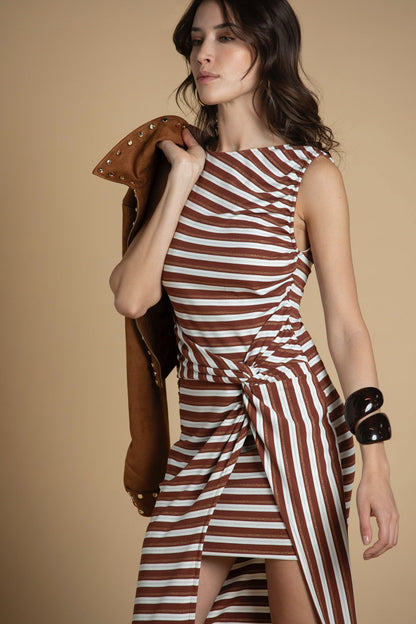 Vestido midi às riscas