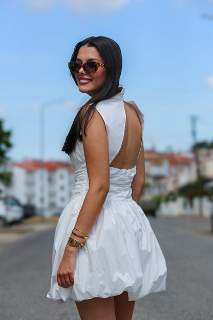 Vestido Branco com Costas Abertas