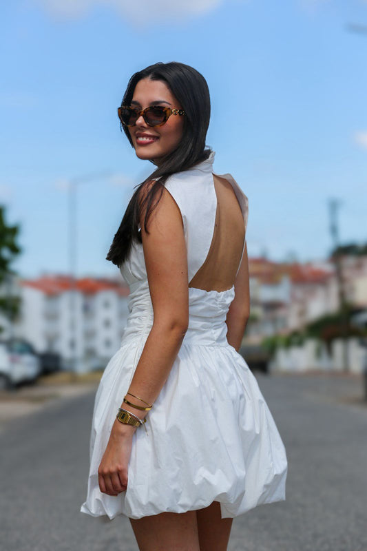 Vestido Branco com Costas Abertas