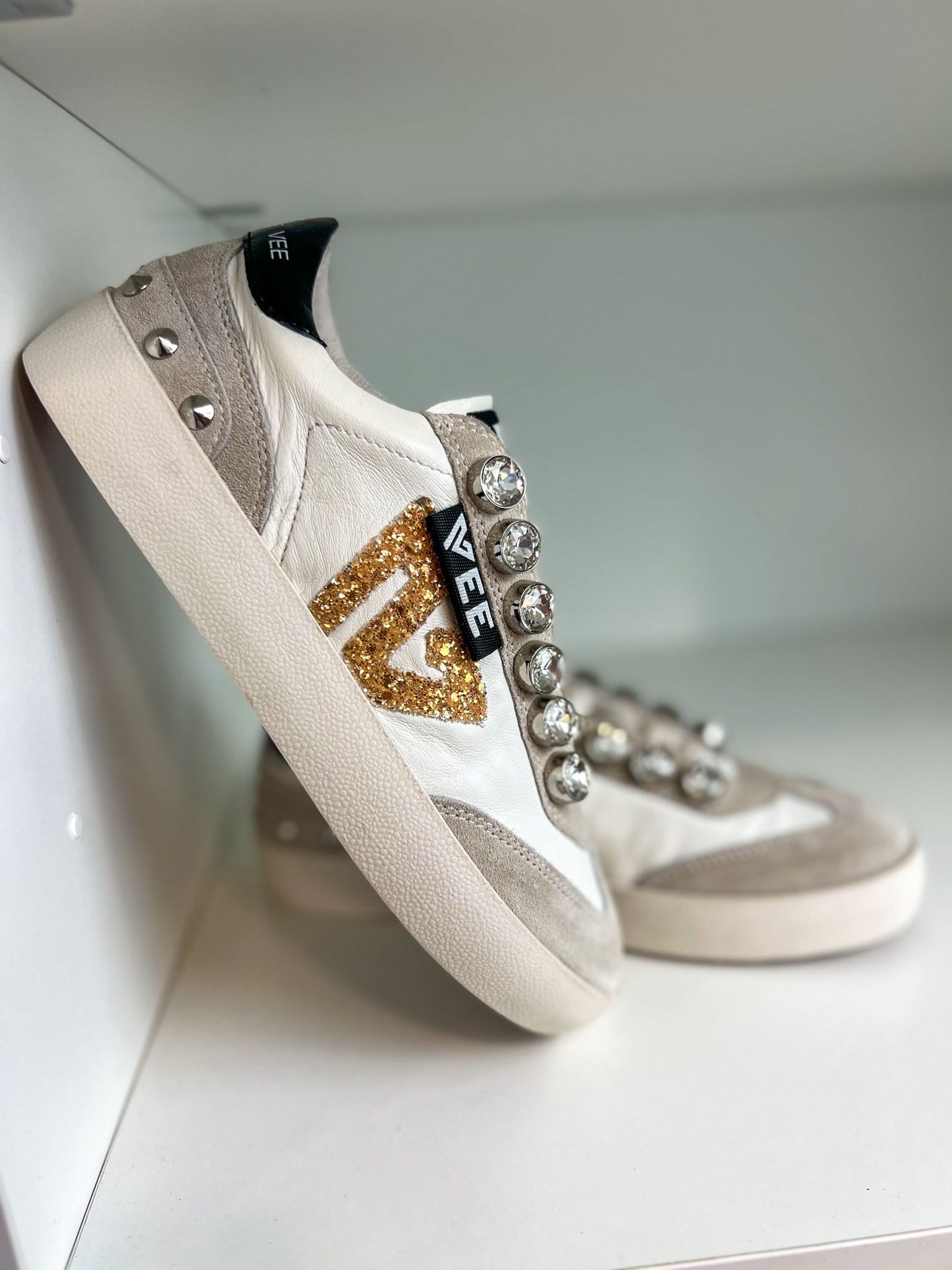 Ténis Brancos com Cristais e Glitter Dourado
