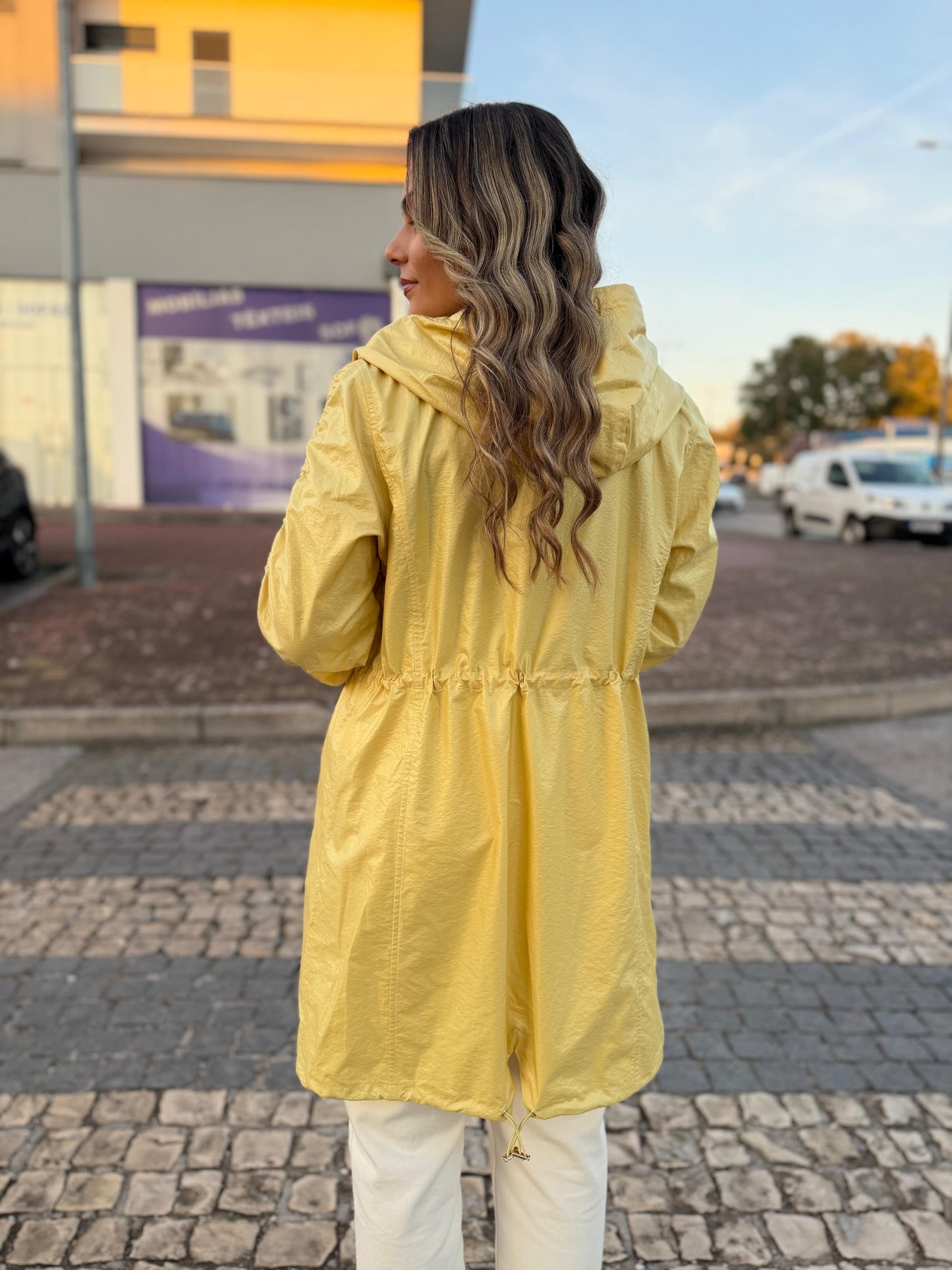 Parka Leve com Cintura Ajustável – Amarela