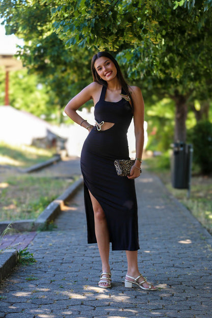 Vestido midi preto com recortes e aplicações douradas