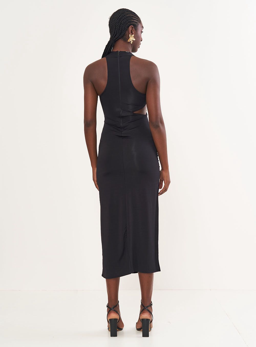 Vestido midi preto com recortes e aplicações douradas