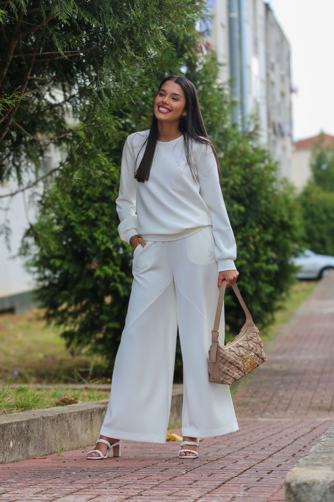 Conjunto branco com calças wide leg