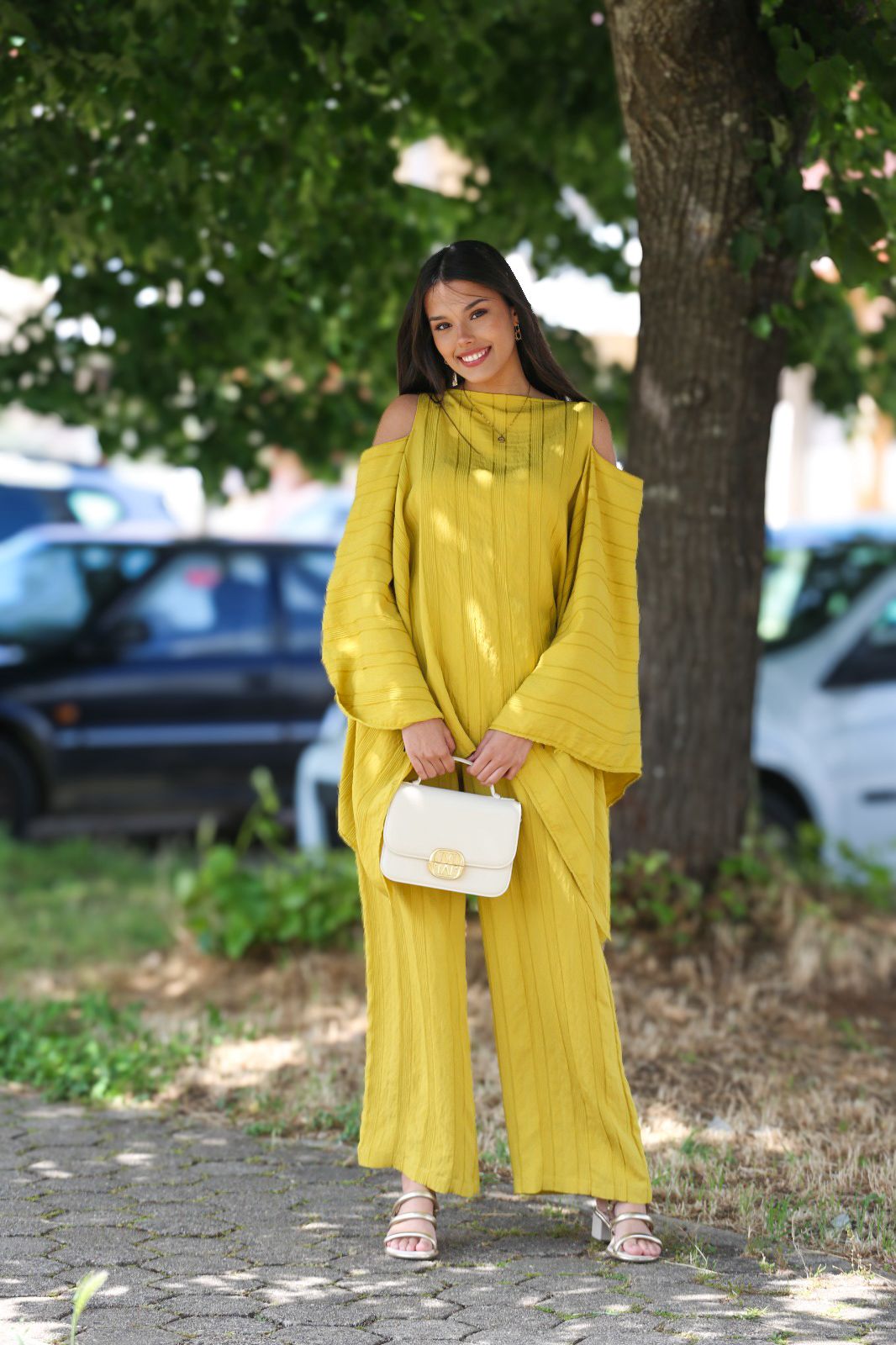 ✨ Conjunto Fluido Amarelo com Ombros Descobertos