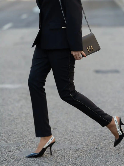 Calça com perneira justa e detalhe na lateral