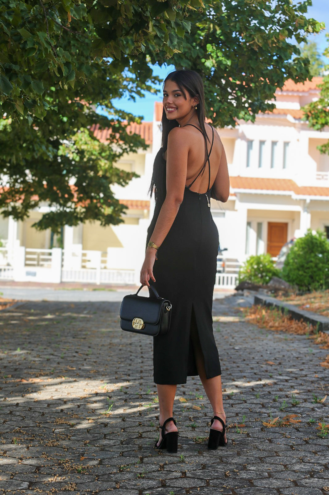 Vestido sem mangas de corte justo e comprimento midi
