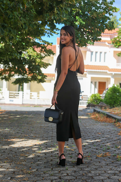 Vestido sem mangas de corte justo e comprimento midi