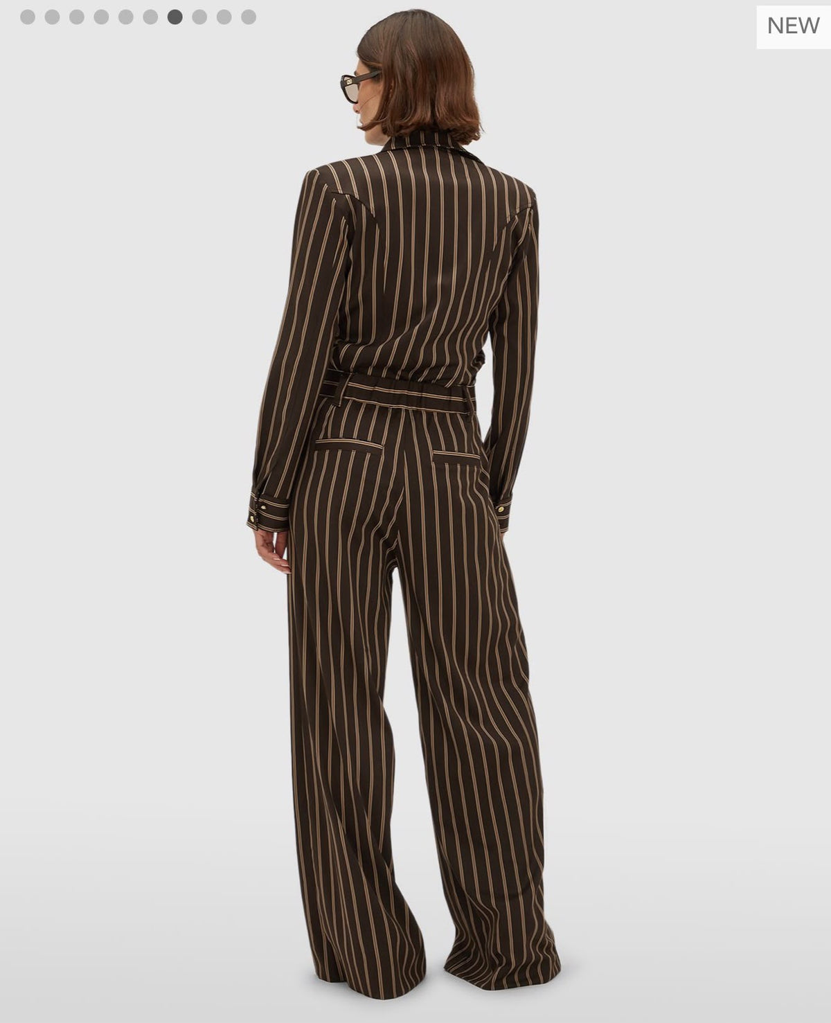 Calça castanha com riscas camel