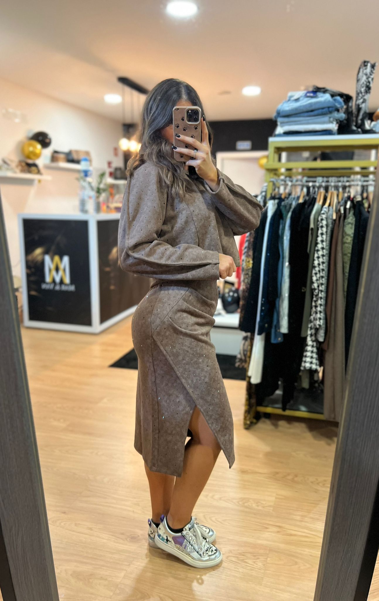 Saia Midi com Acabamento Pele de Pêssego e Aplicações Brilhantes