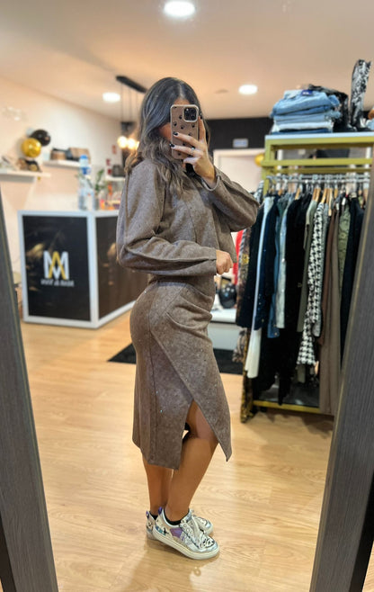 Saia Midi com Acabamento Pele de Pêssego e Aplicações Brilhantes