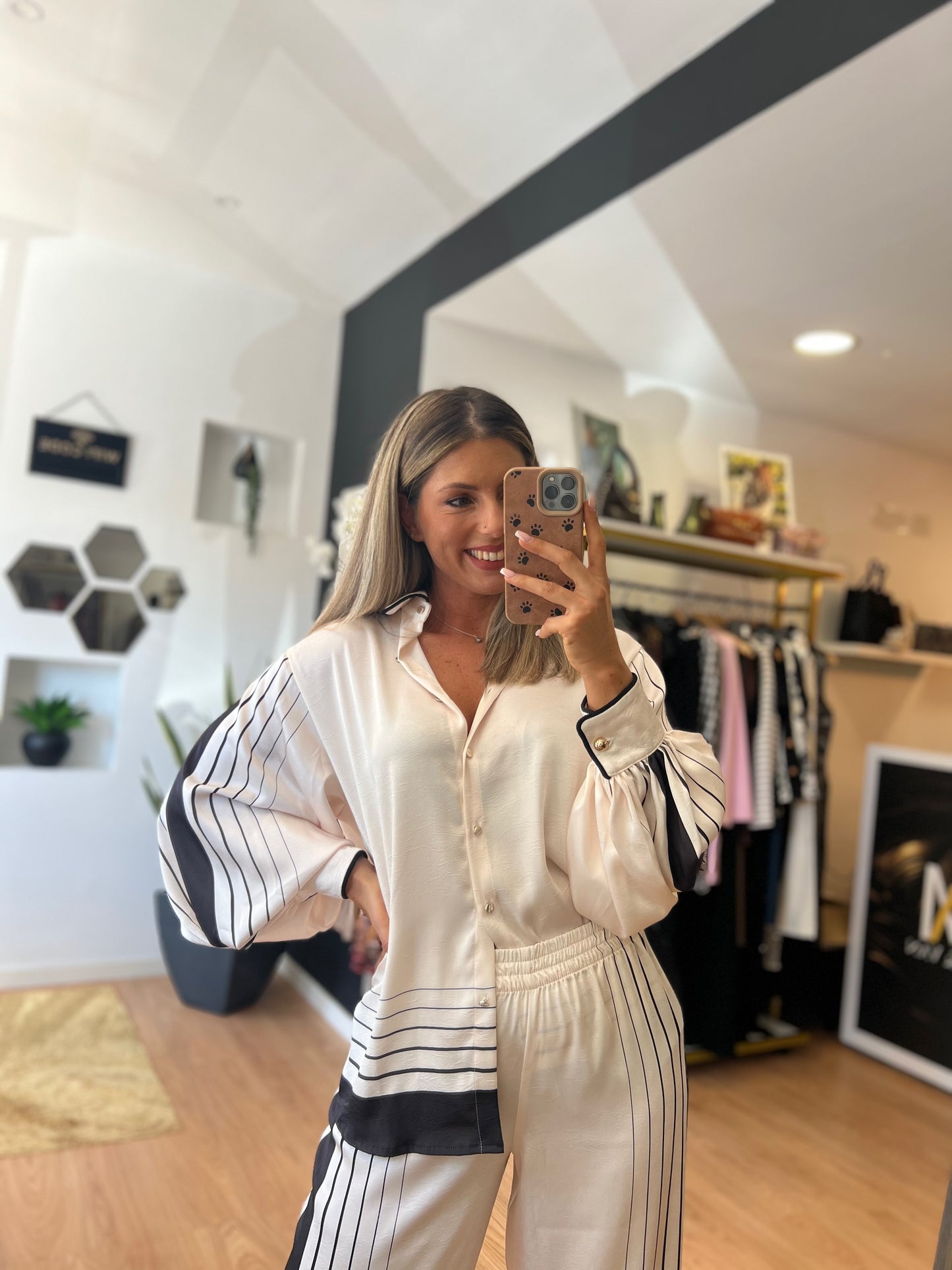 Conjunto Feminino em Seda Off-White com Detalhes em Preto