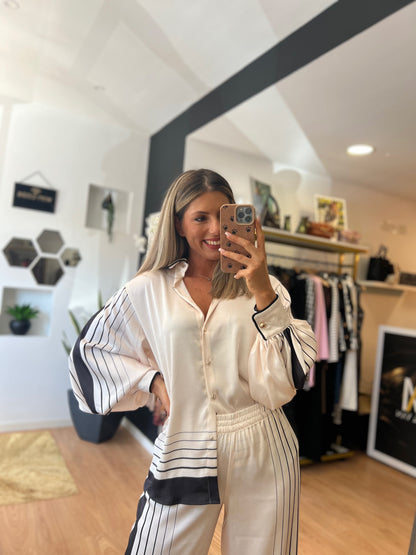 Conjunto Feminino em Seda Off-White com Detalhes em Preto