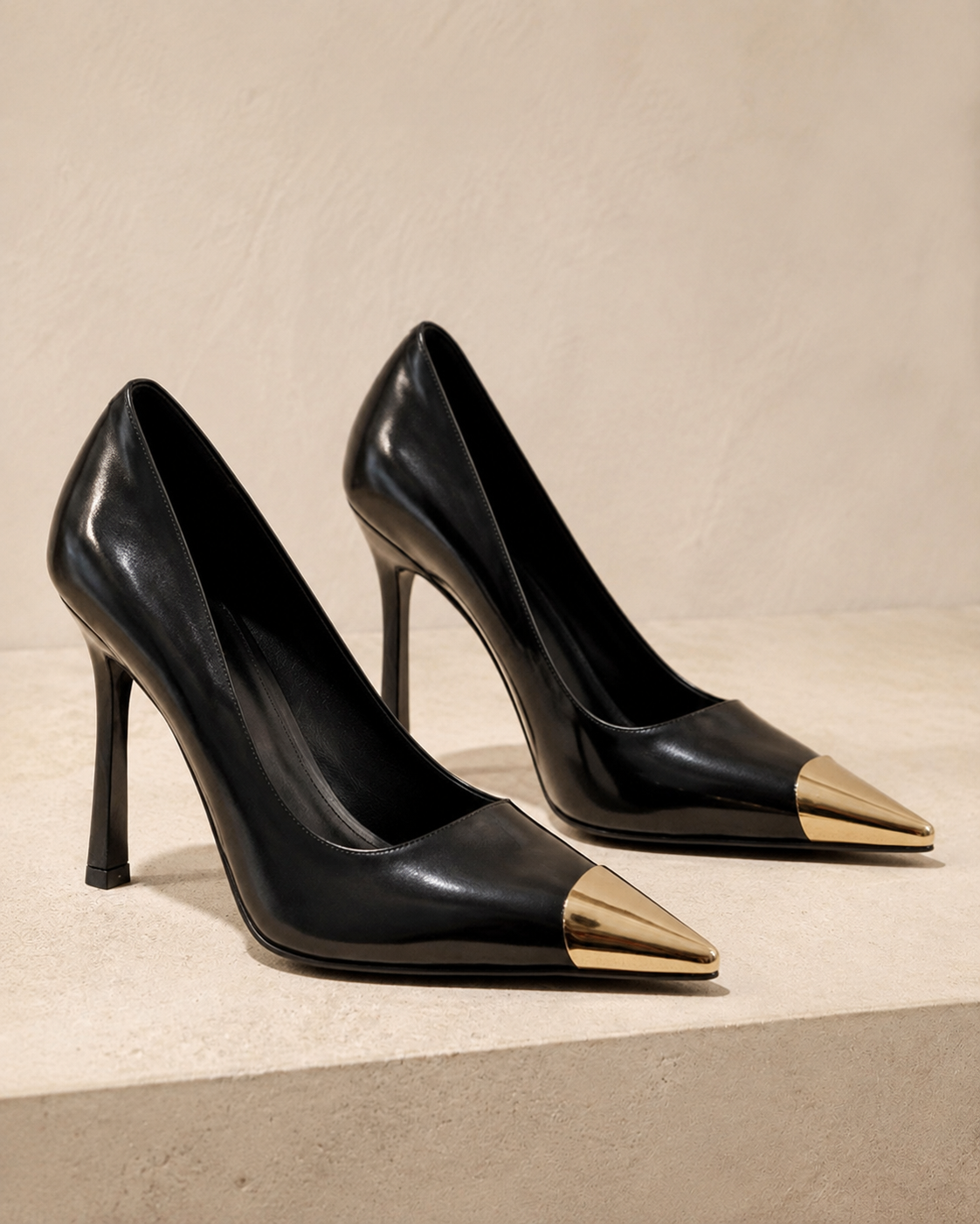 Sapatos Stiletto Gold & Rouge em Pele Preta com Biqueira Dourada