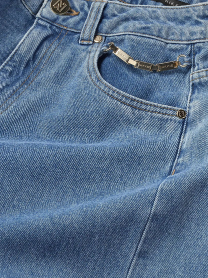 Calça jeans com detalhe de corrente