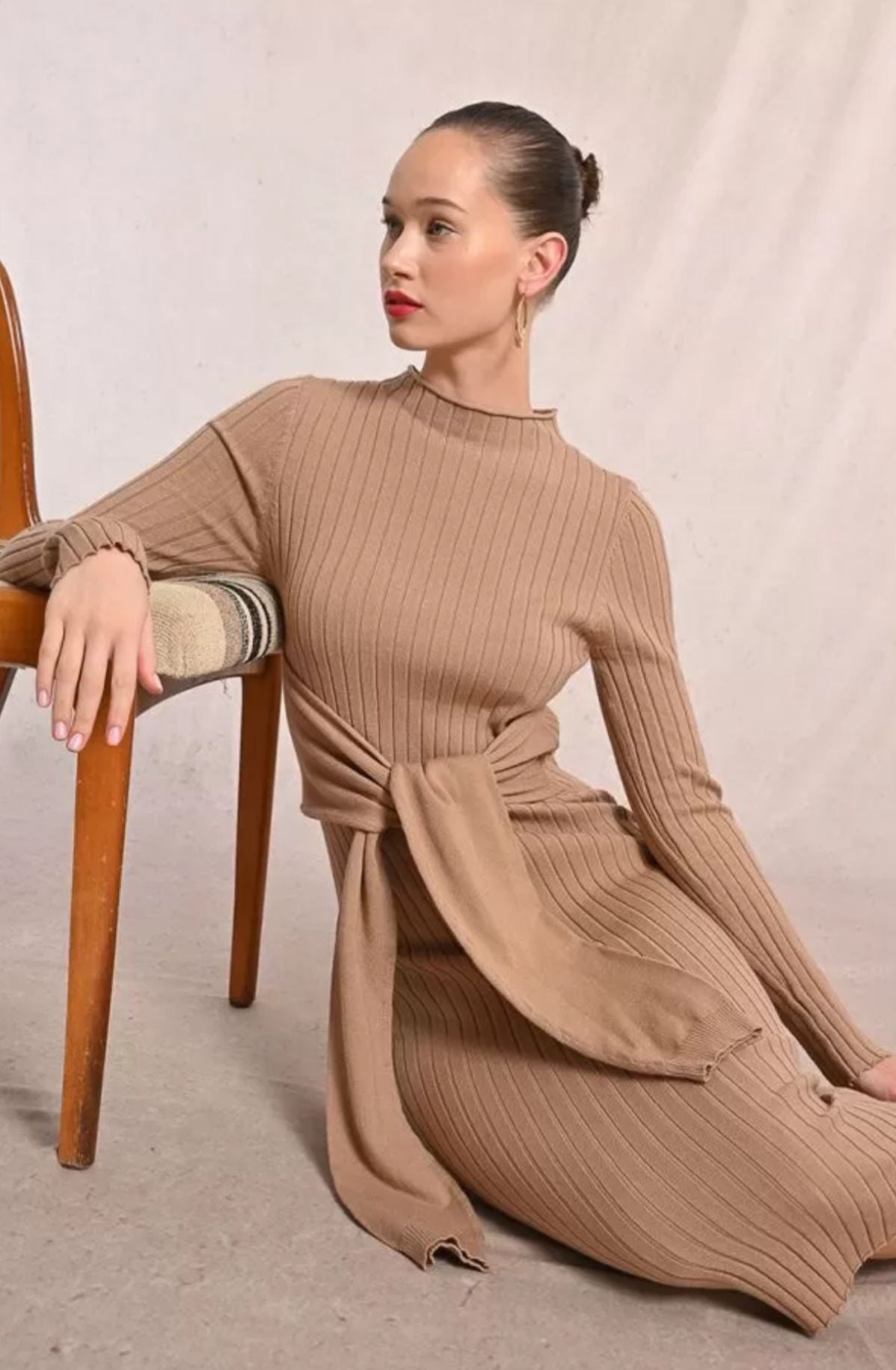 Vestido de malha canelada, para amarrar