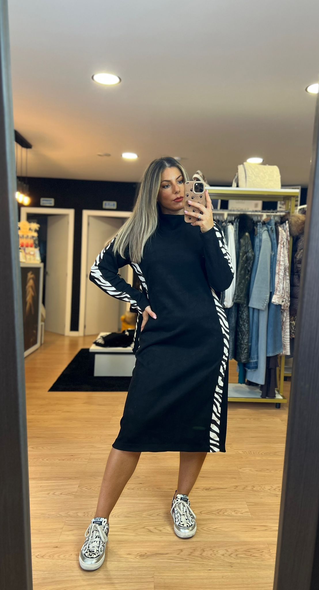 Vestido Midi Preto com Risca Animal Print