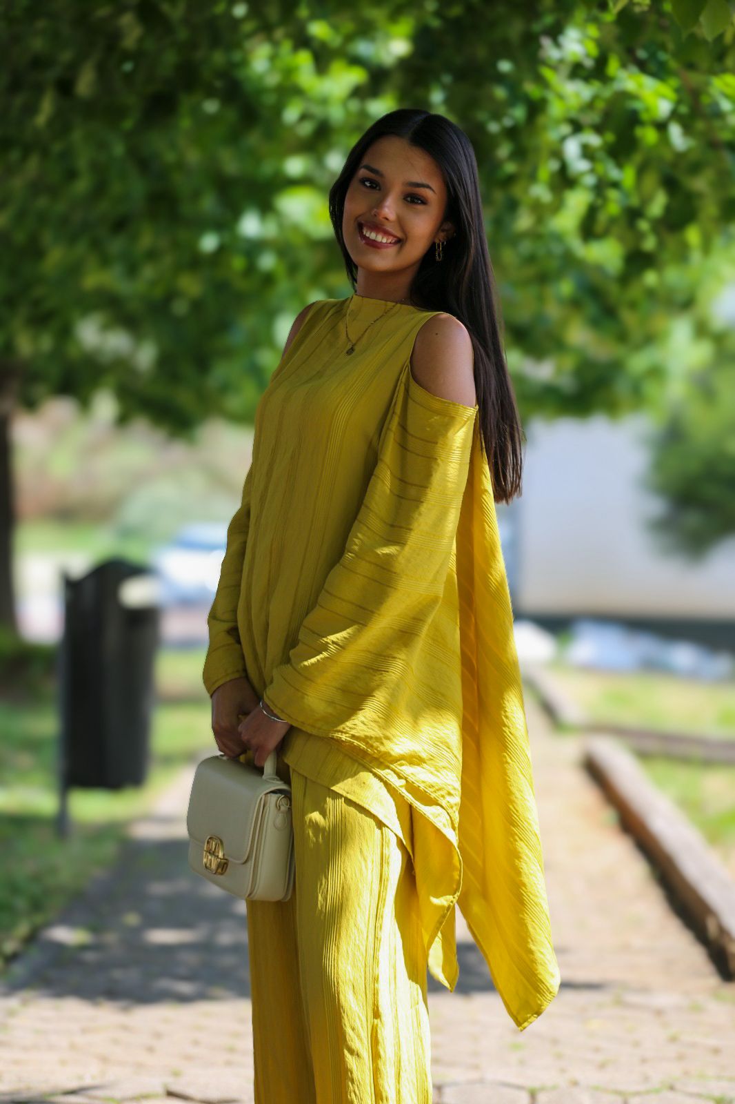 ✨ Conjunto Fluido Amarelo com Ombros Descobertos