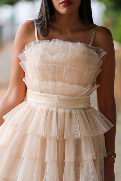Mini vestido de corte regular confeccionado em tule