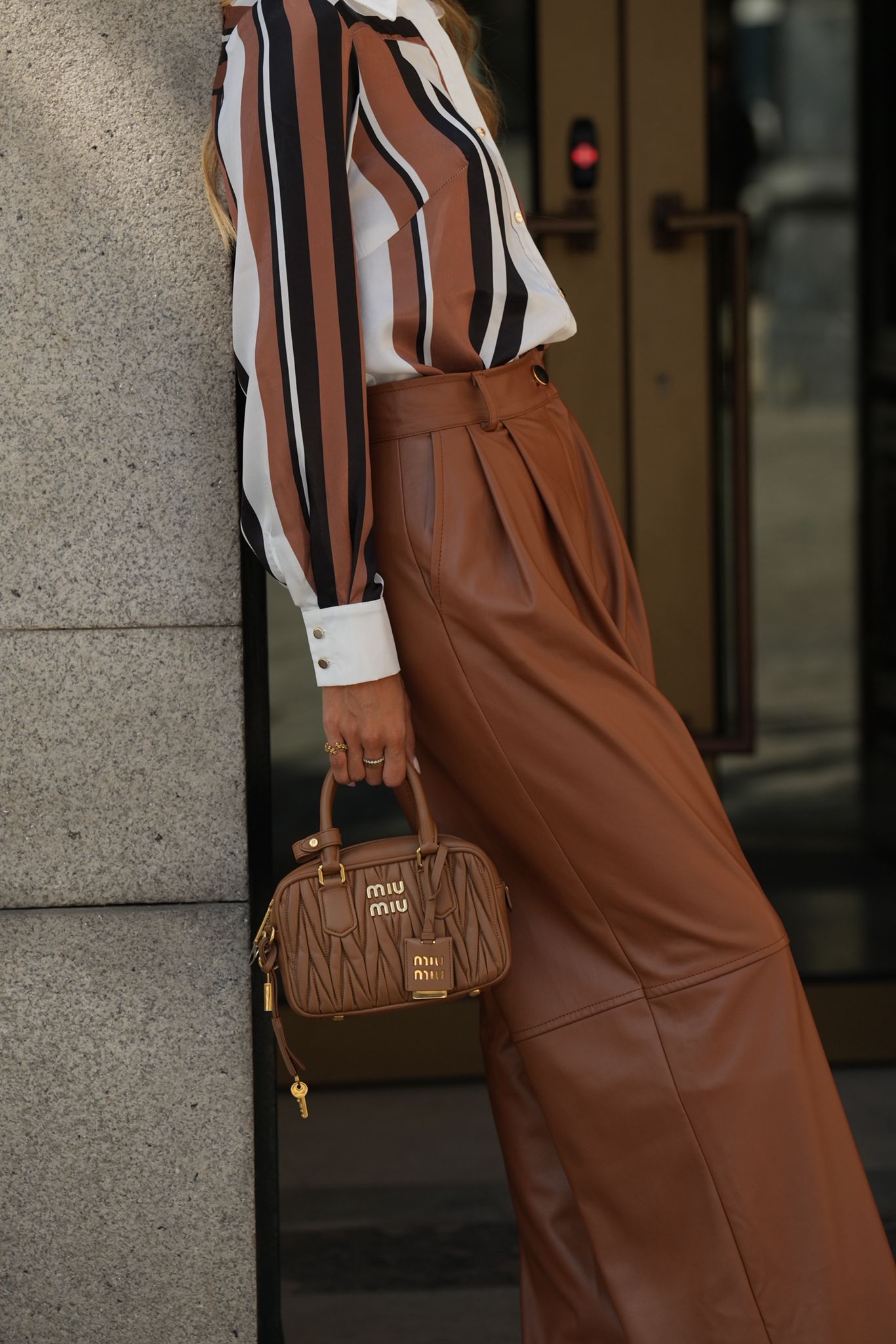 Calças com efeito de pele e cintura Média