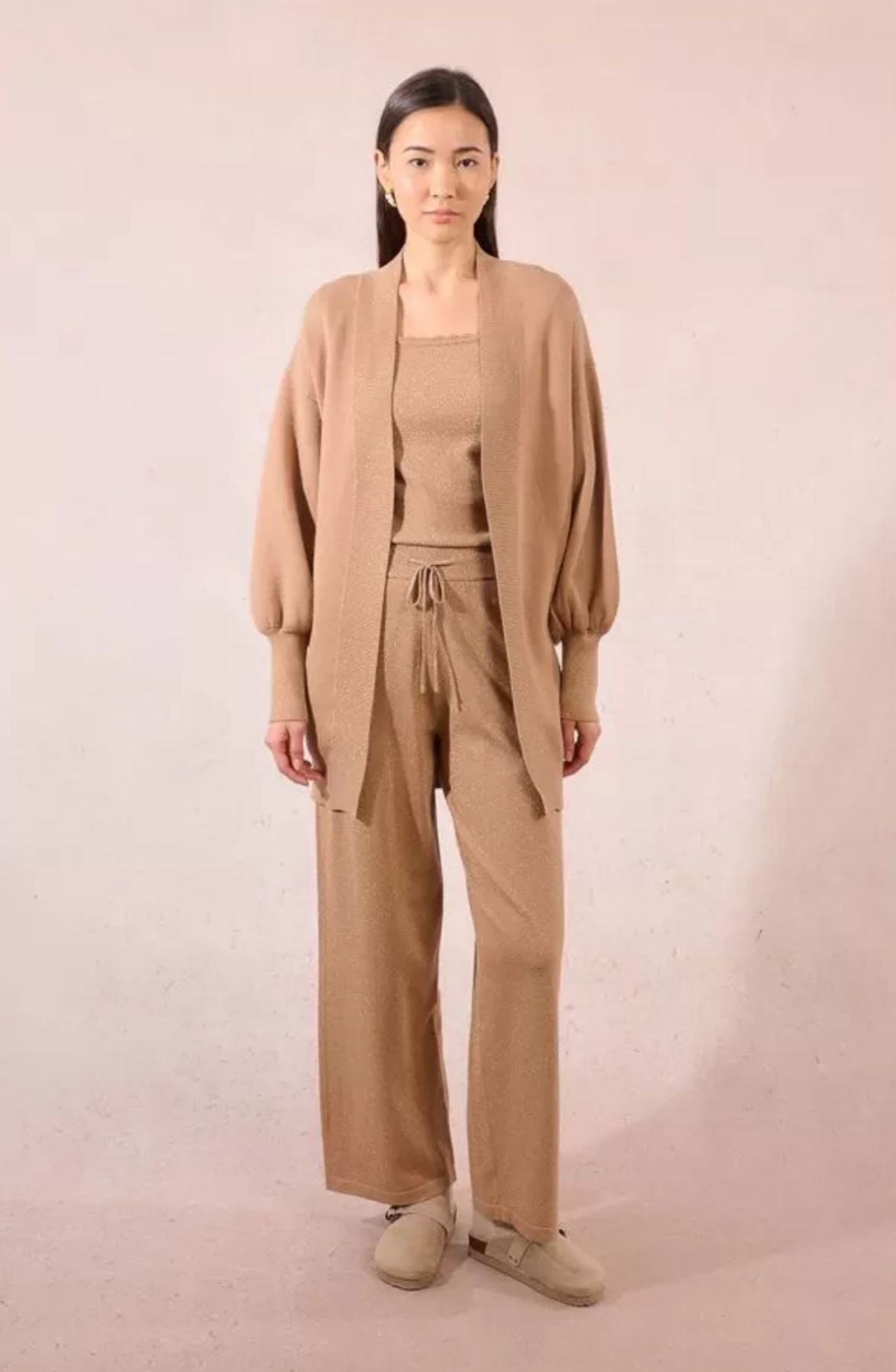 Cardigan – Conforto luxuoso com brilho subtil