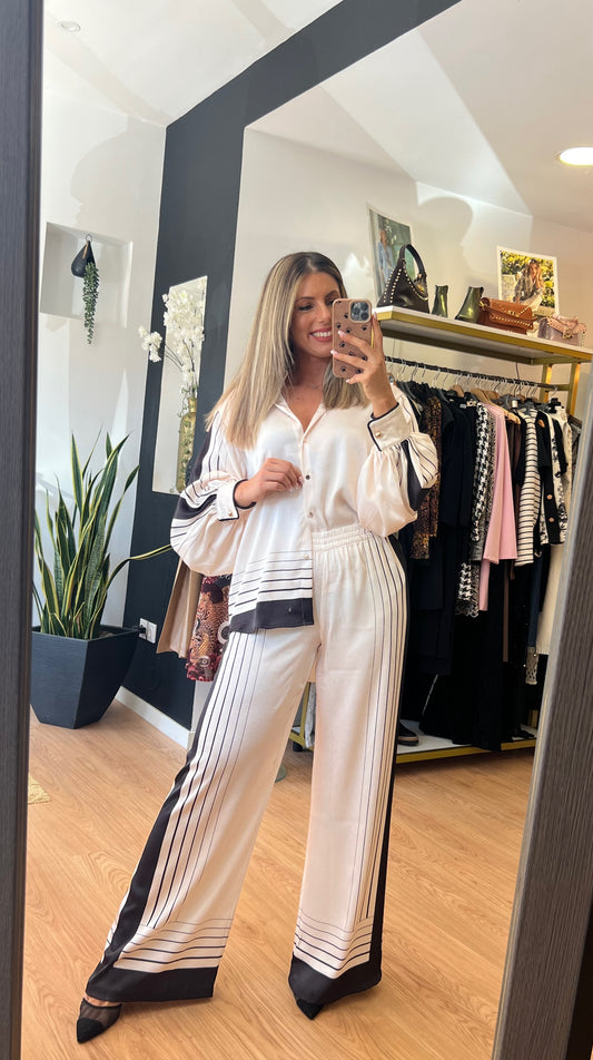 Conjunto Feminino em Seda Off-White com Detalhes em Preto