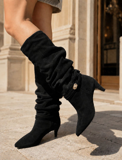 Botas Altas Pretas com Salto Baixo e Detalhe Dourado