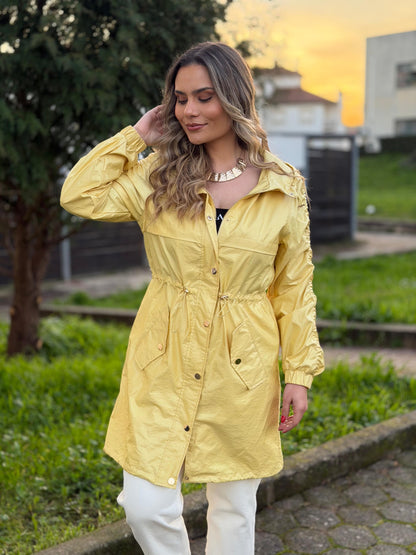 Parka Leve com Cintura Ajustável – Amarela