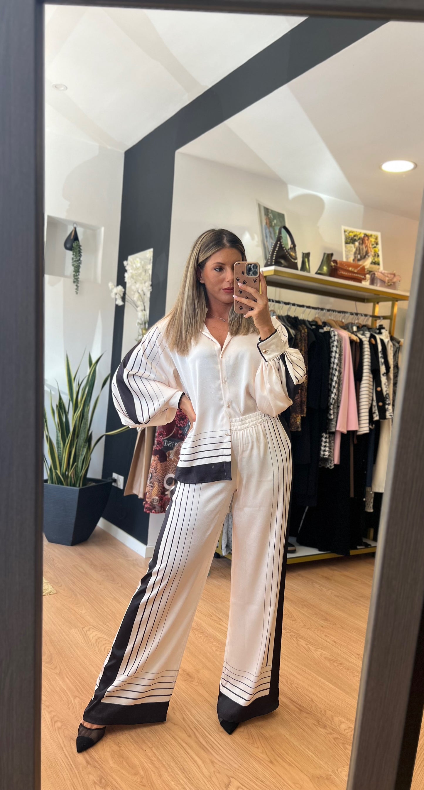 Conjunto Feminino em Seda Off-White com Detalhes em Preto