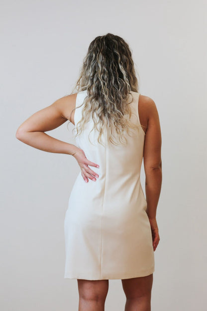Vestido com alças de fivela ajustáveis