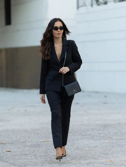 Calça com perneira justa e detalhe na lateral