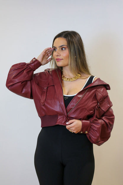 Bomber Efeito Pele Burgundy – O casaco que transforma qualquer look