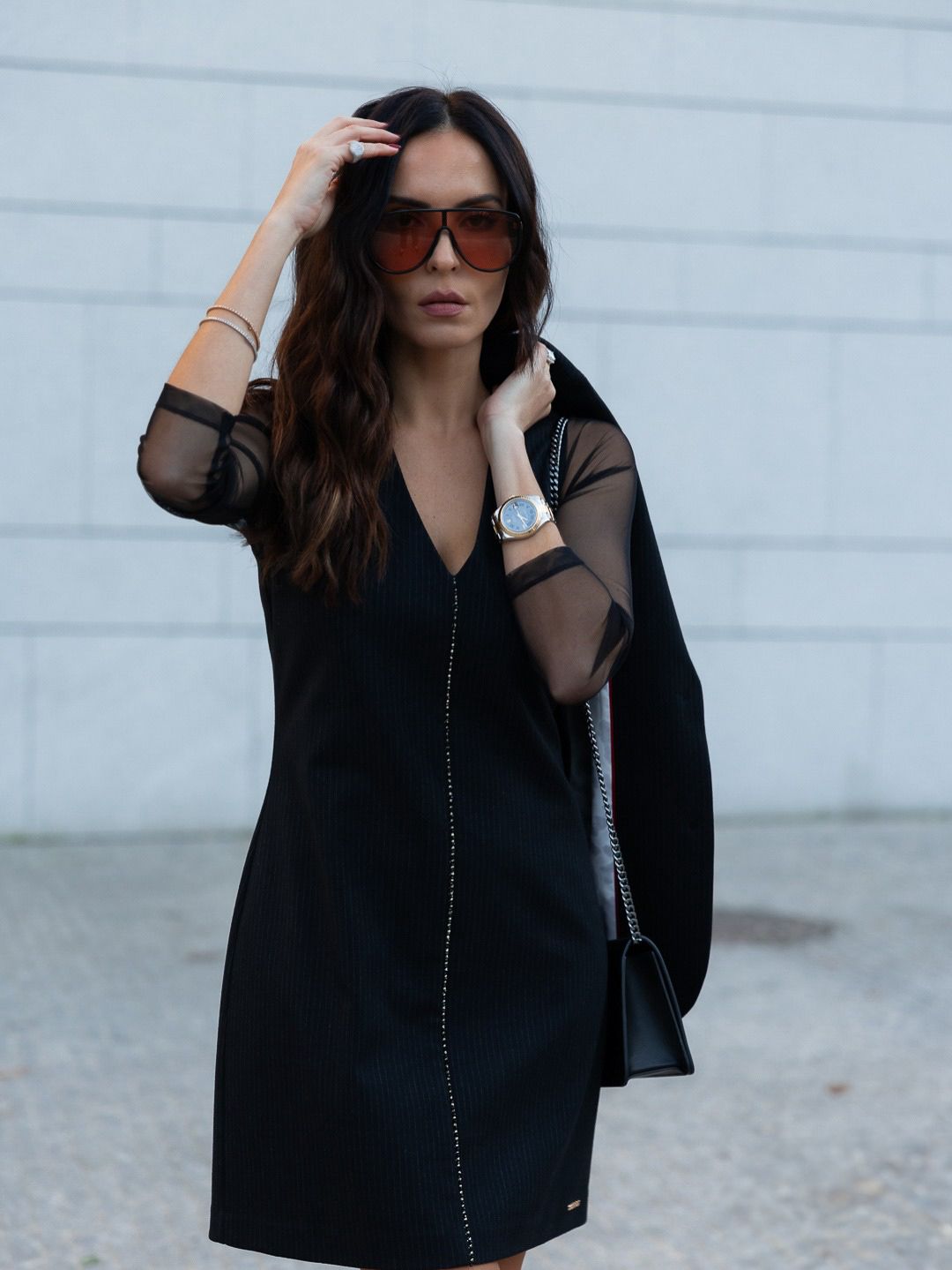 Vestido Preto com Mangas em Tule e Detalhe em Strass