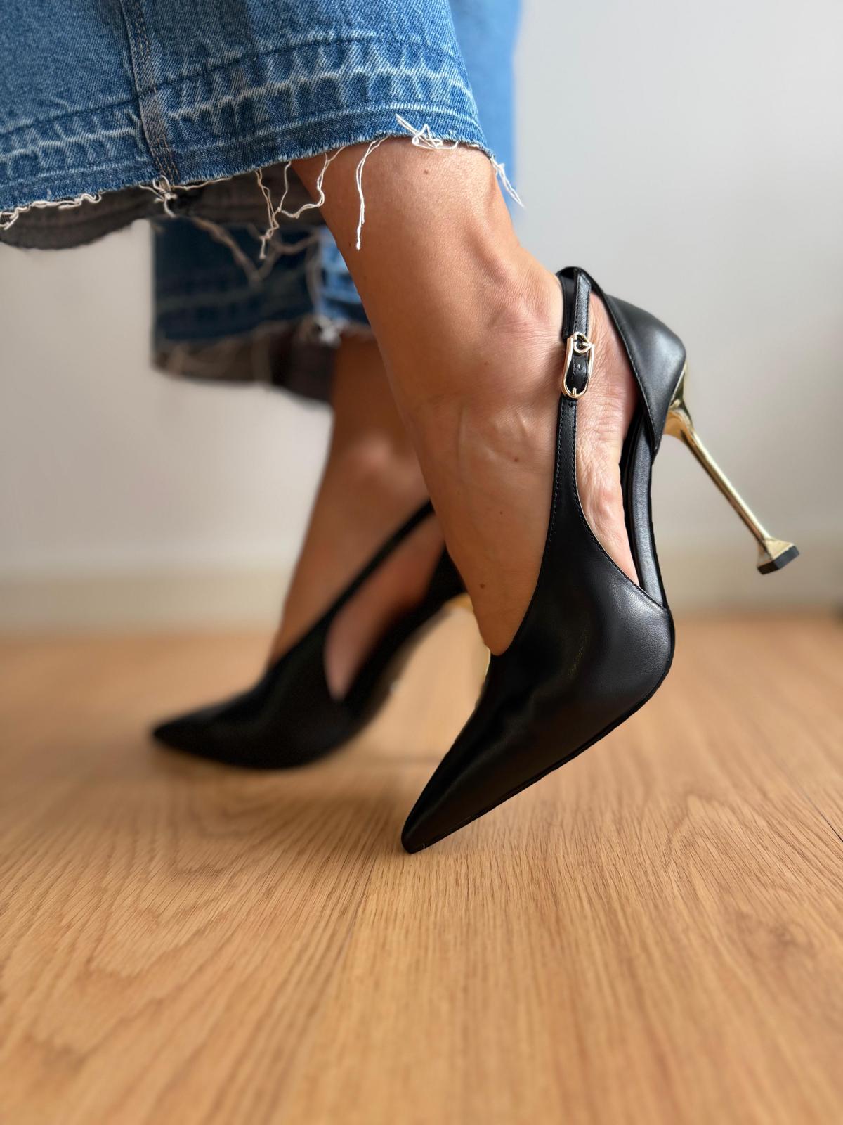 Sapato Slingback Preto com Salto Escultural Dourado