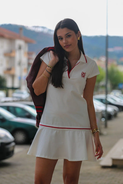Vestido Branco Sporty-Chic com Detalhes em Vermelho