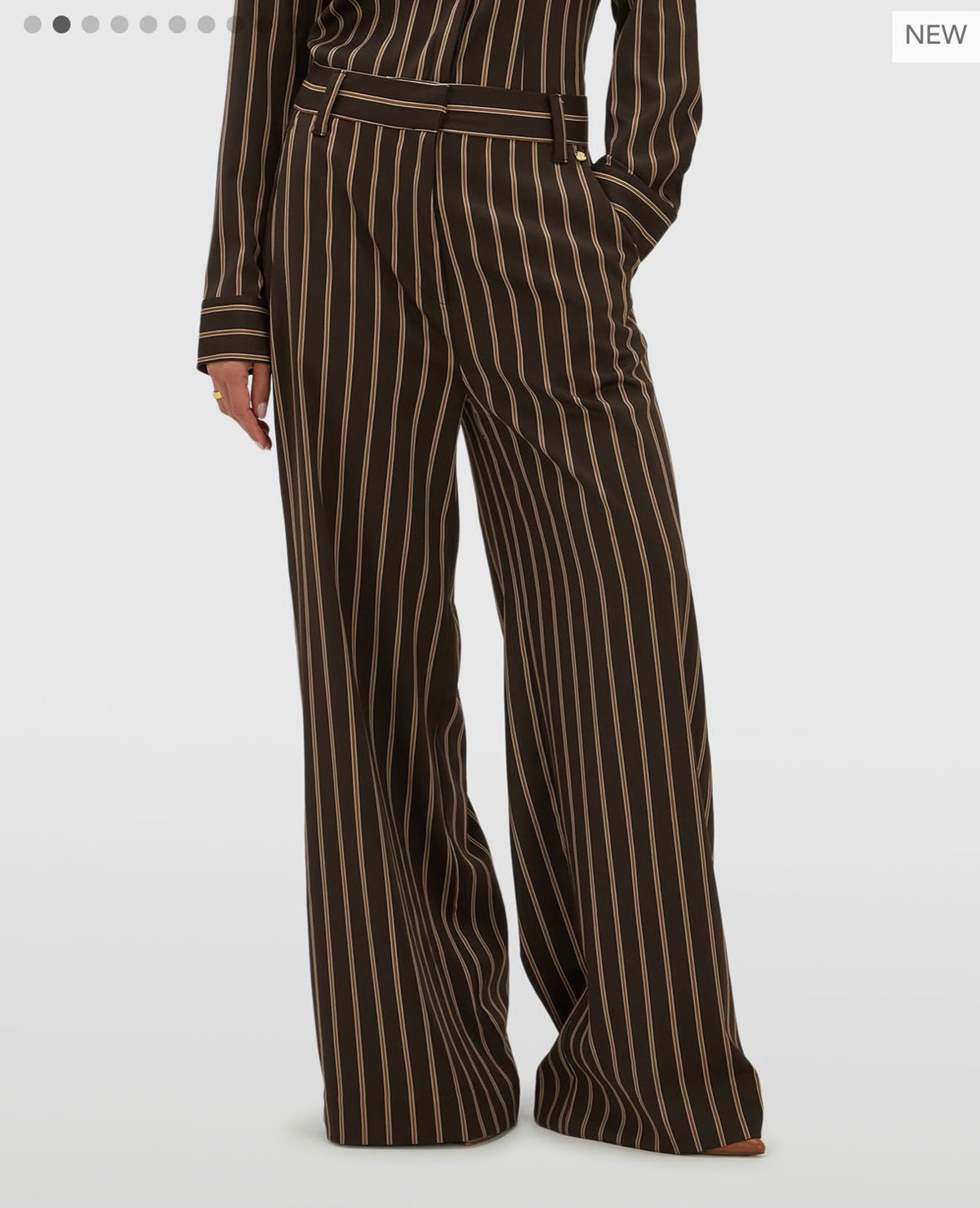 Calça castanha com riscas camel