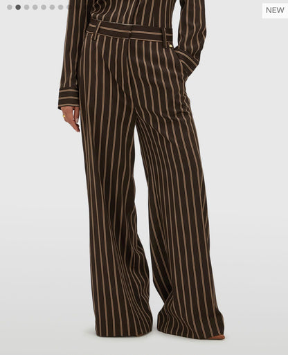 Calça castanha com riscas camel