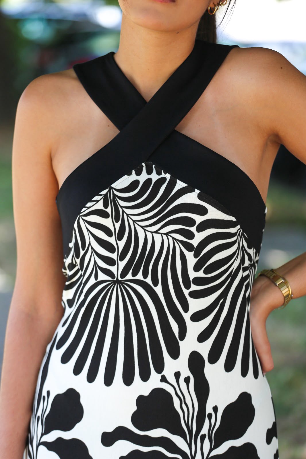 Vestido estampado em malha com rachas laterais