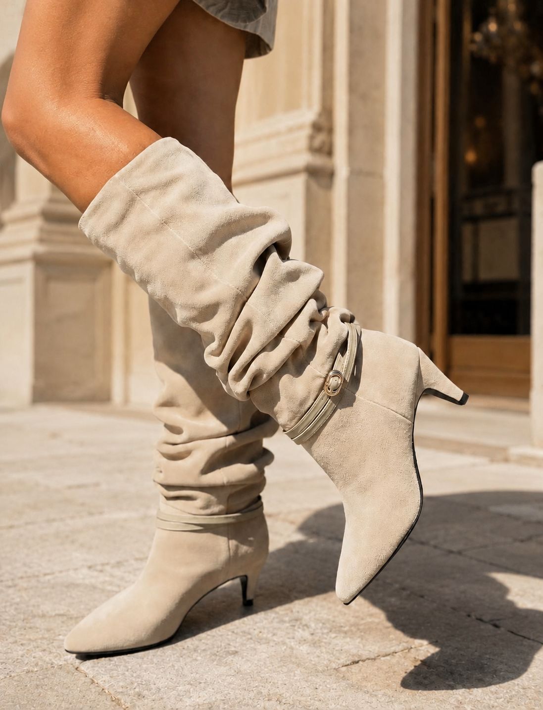 Botas Altas Bege com Salto Baixo e Detalhe Dourado