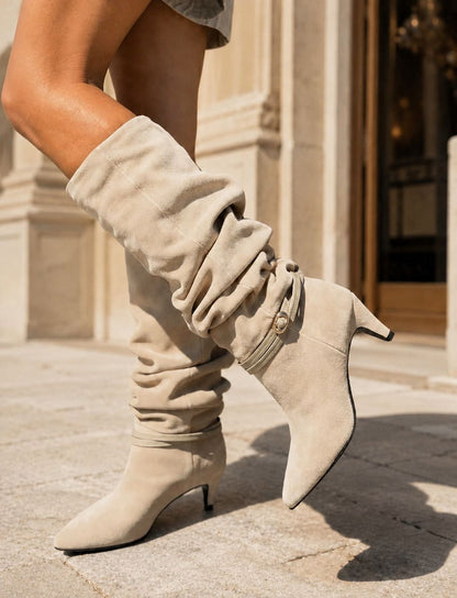 Botas Altas Bege com Salto Baixo e Detalhe Dourado