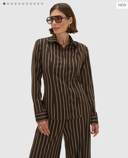Camisa castanha com riscas camel