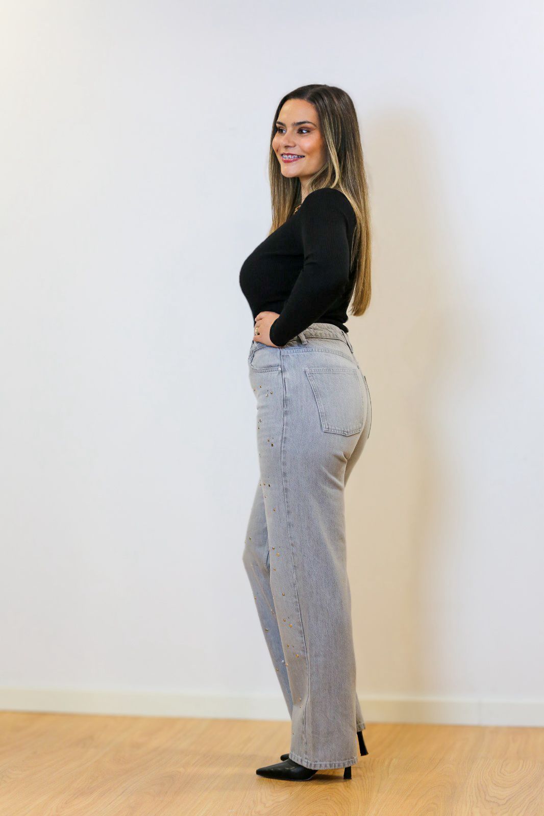 Calça jeans PHEBE de cintura média com tachas - jeans cinza