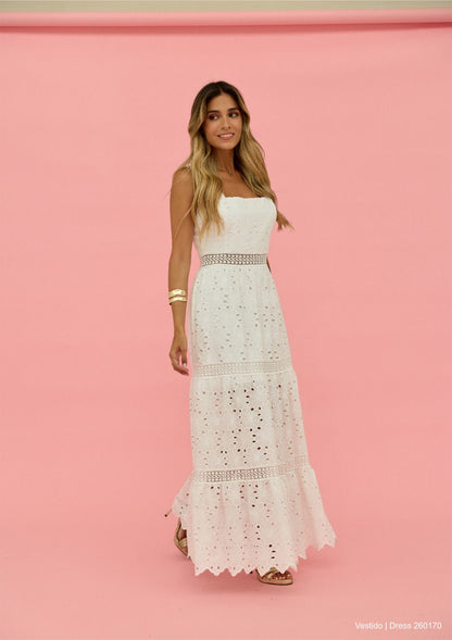 Vestido comprido em renda com decote quadrado