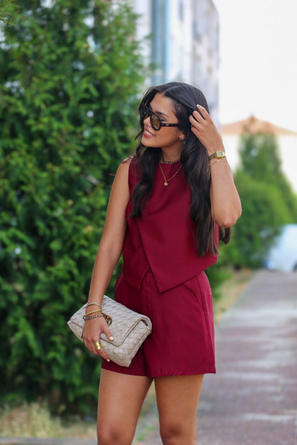 Conjunto Bordeaux com Top Assimétrico e Calções de Cintura Subida