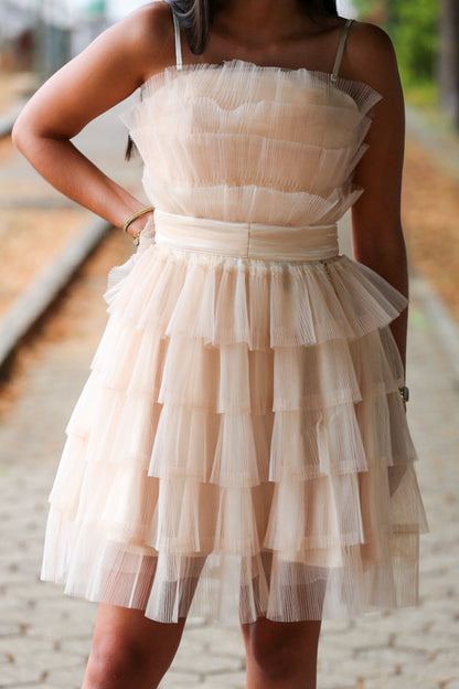 Mini vestido de corte regular confeccionado em tule