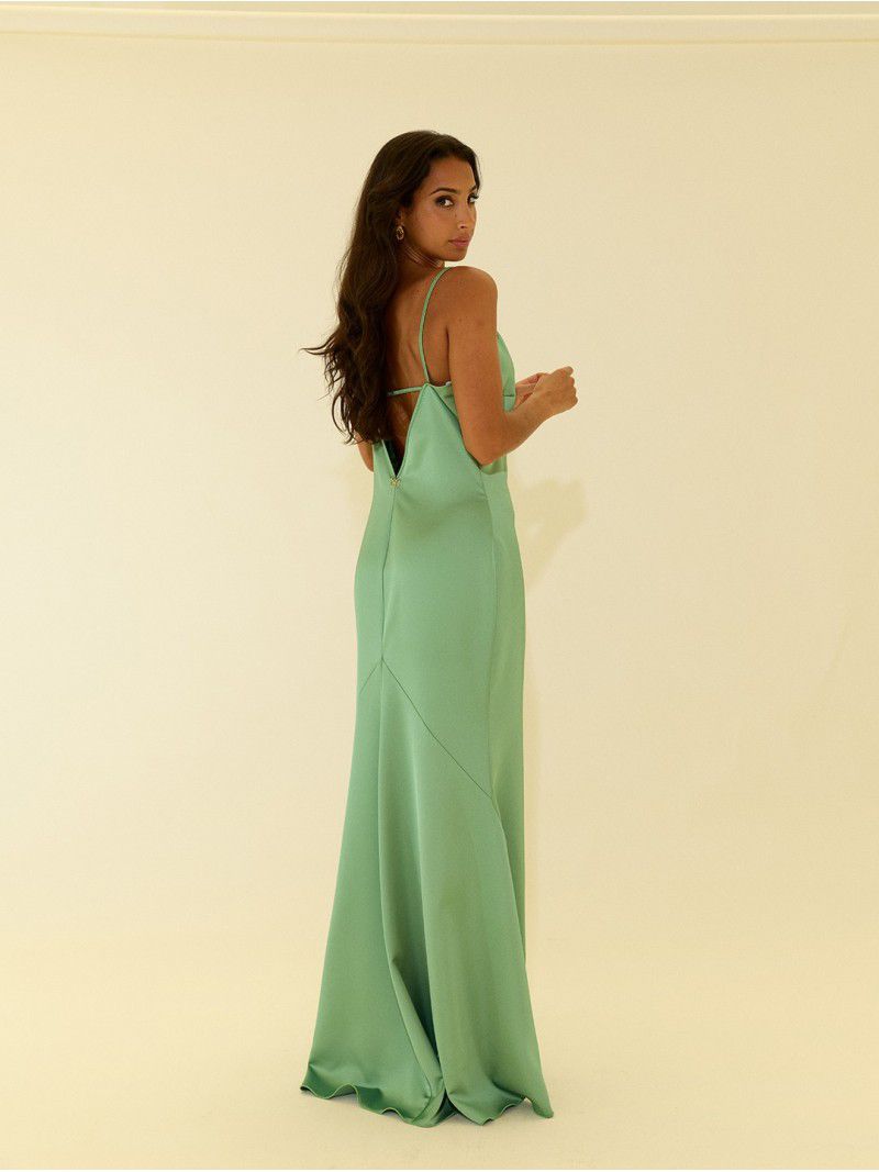 Vestido comprido de alça fina e decote em V