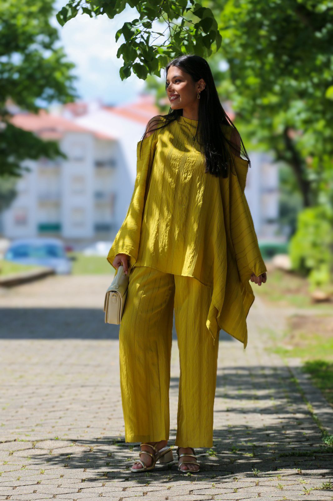 ✨ Conjunto Fluido Amarelo com Ombros Descobertos