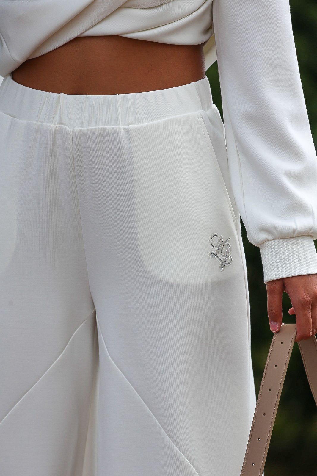 Conjunto branco com calças wide leg
