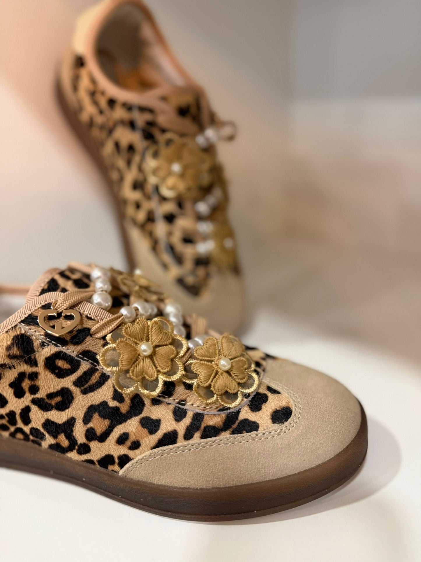 Sapatilhas Animal Print com Aplicações Florais